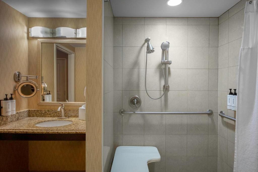 King Room with Hearing Accessible Roll In Shower - Non-Smoking room - Image 3