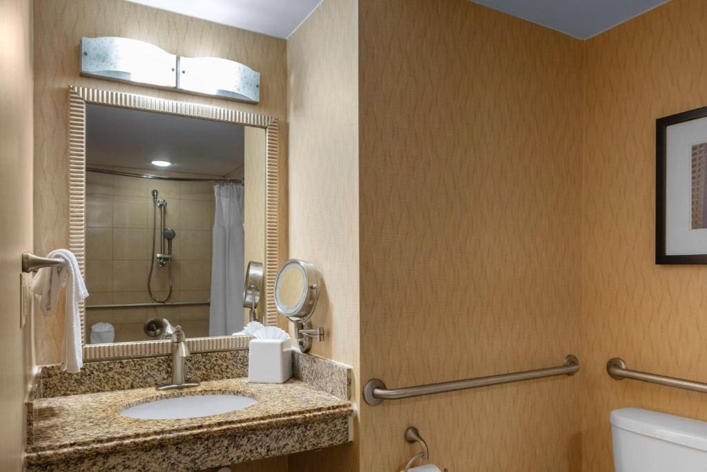 King Room with Hearing Accessible Roll In Shower - Non-Smoking room - Image 2