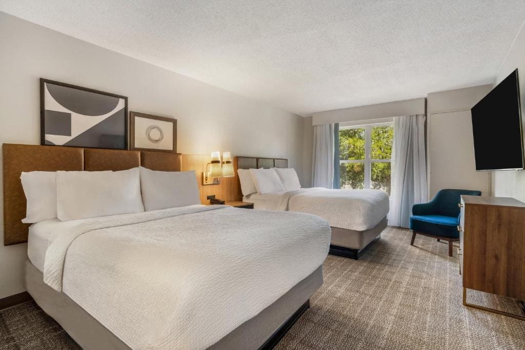 One-Bedroom Suite with Two Queen Beds room - Image 3