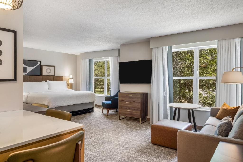 Studio King Suite with Roll In Shower - Mobility Accessible room - Image 1
