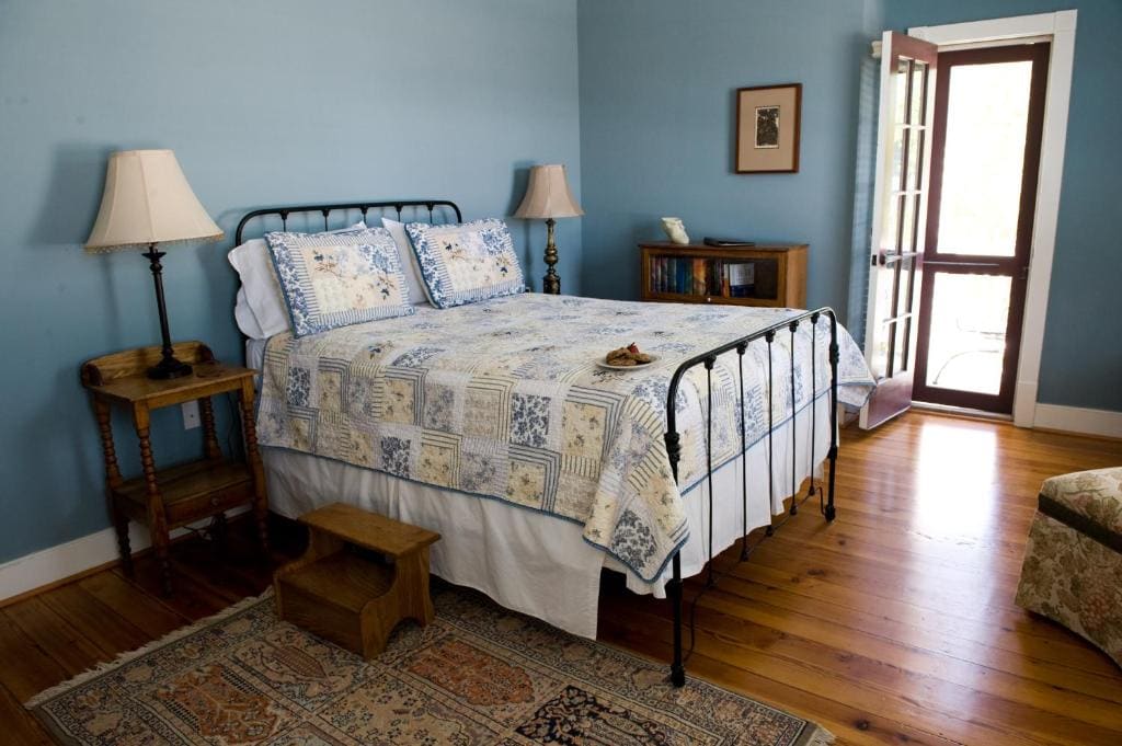 Queen Room with Balcony room - Image 3