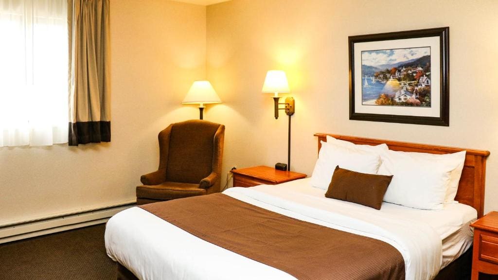 Queen Room with Two Queen Beds - Disability Access - Non-Smoking room - Image 2