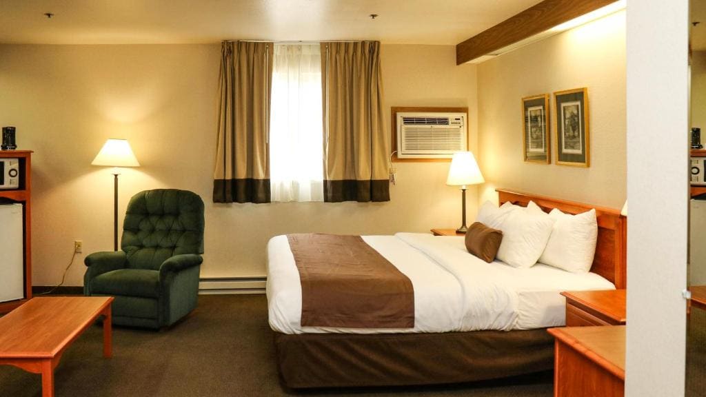 Queen Room with Two Queen Beds - Disability Access - Non-Smoking room - Image 3