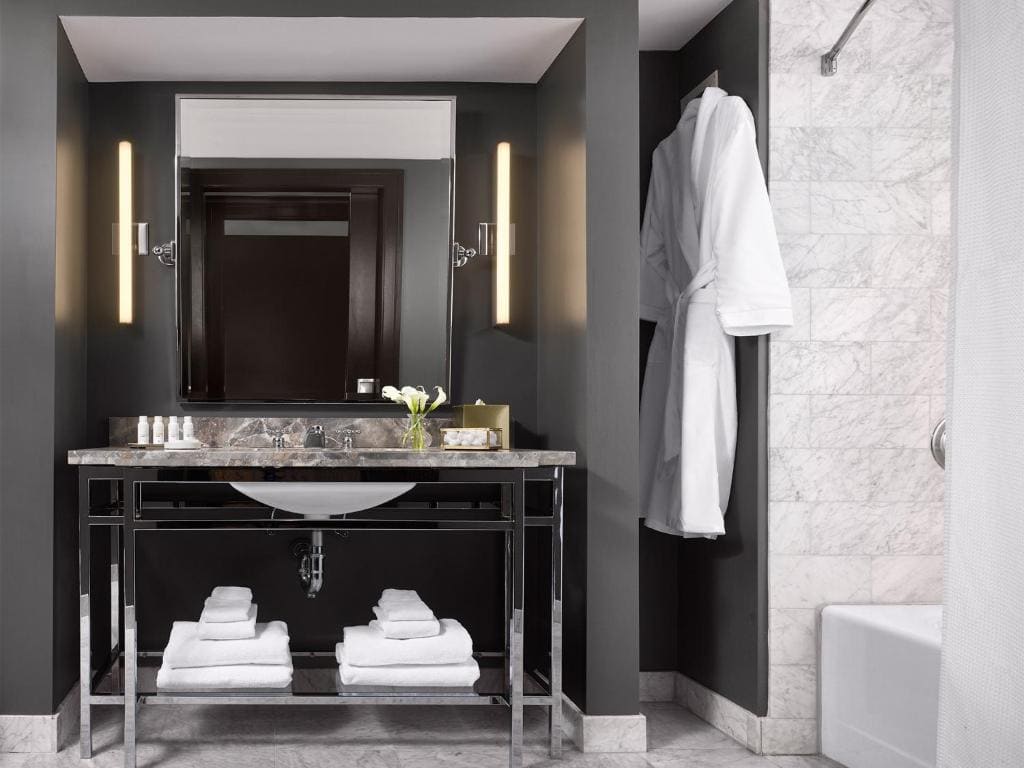 King Room with Mobility Accessible Tub room - Image 1