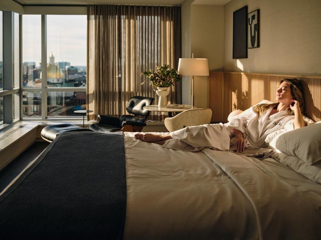 Premium Corner King Skyline View room - Image 1