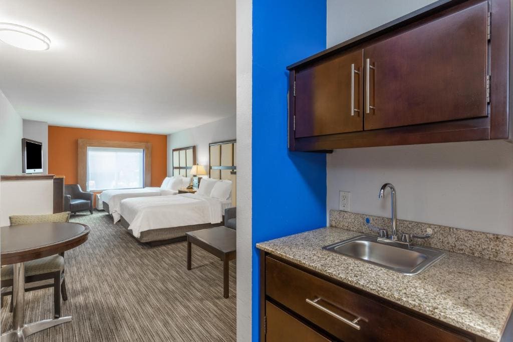 Double Suite with Two Double Beds - Non-Smoking room - Image 2