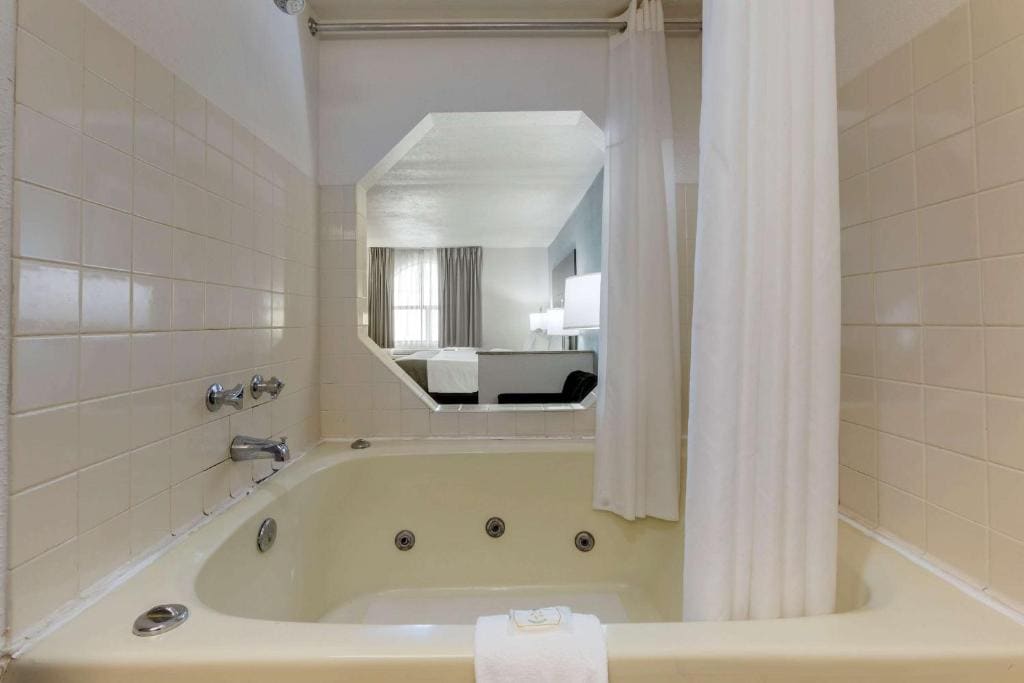 King Suite with Whirpool - Non-Smoking room - Image 2