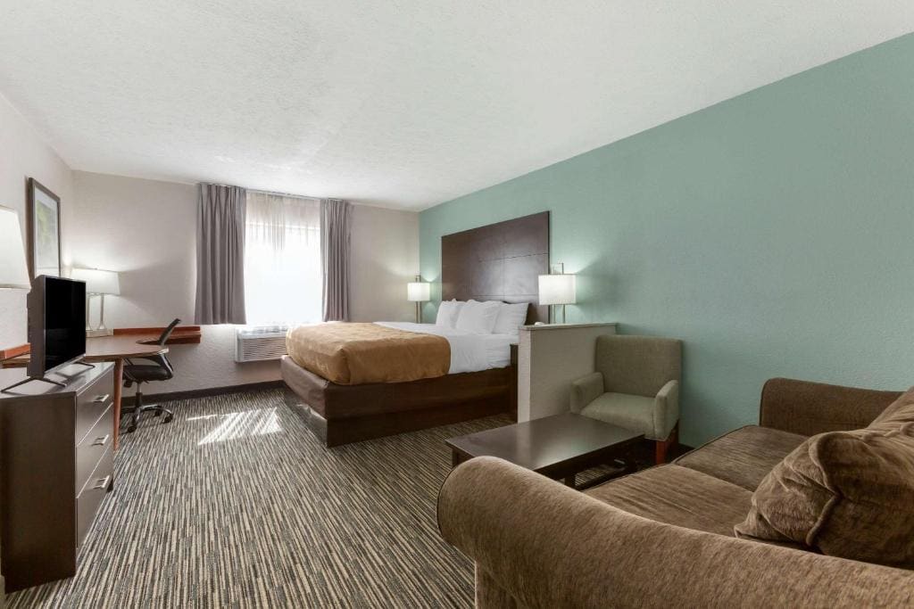 King Room with Roll-In Shower - Accessible/Non Smoking room - Image 1