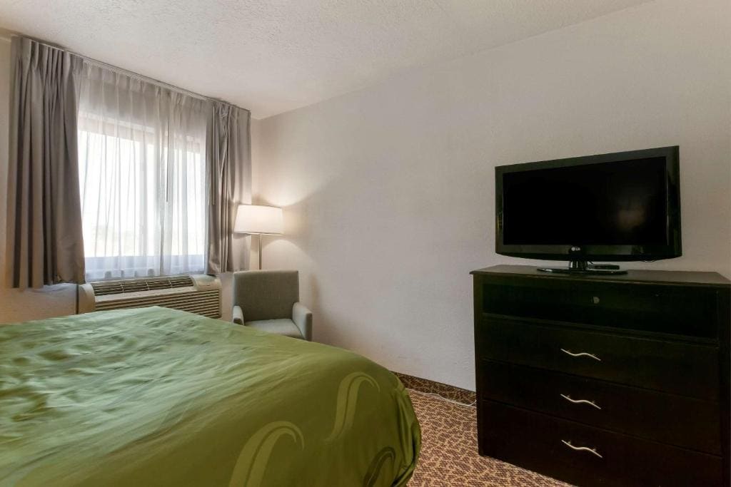 Queen Room with Two Queen Beds - Non Smoking room - Image 3
