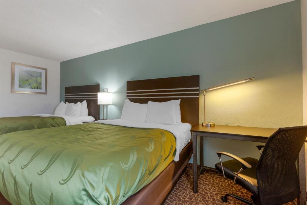 Queen Room with Two Queen Beds - Non Smoking room - Image 2