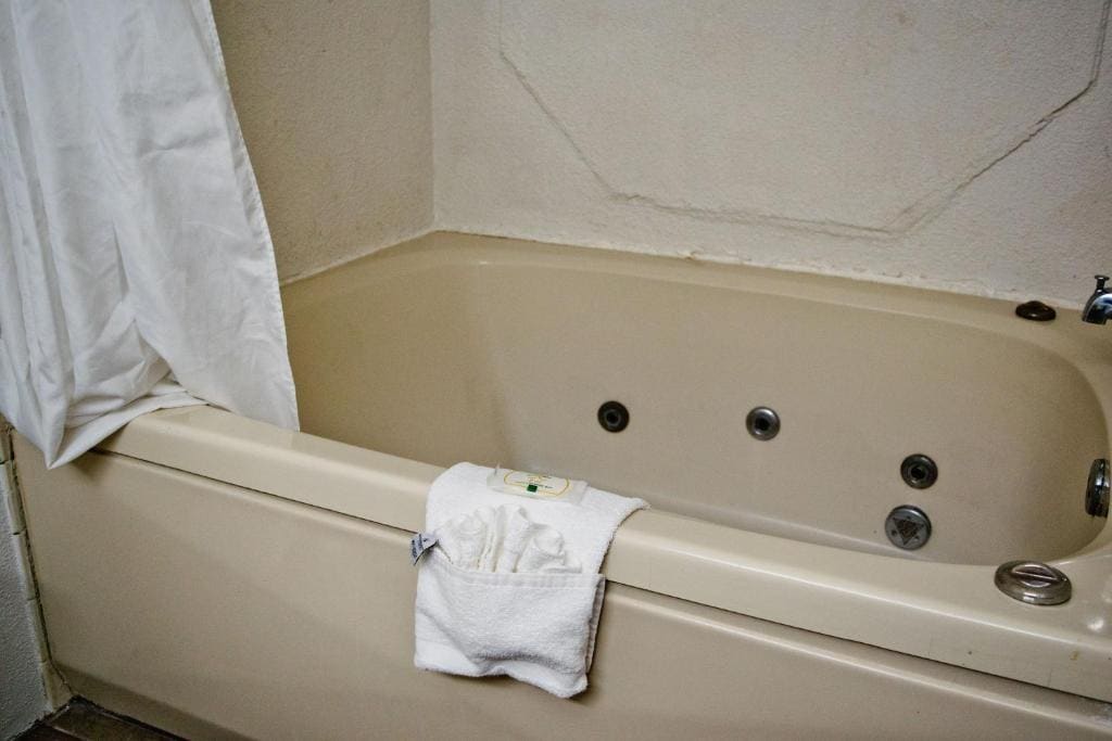 King Suite with Whirpool - Non-Smoking room - Image 1