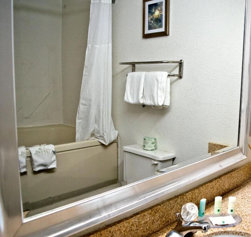 King Suite with Whirpool - Non-Smoking room - Image 3