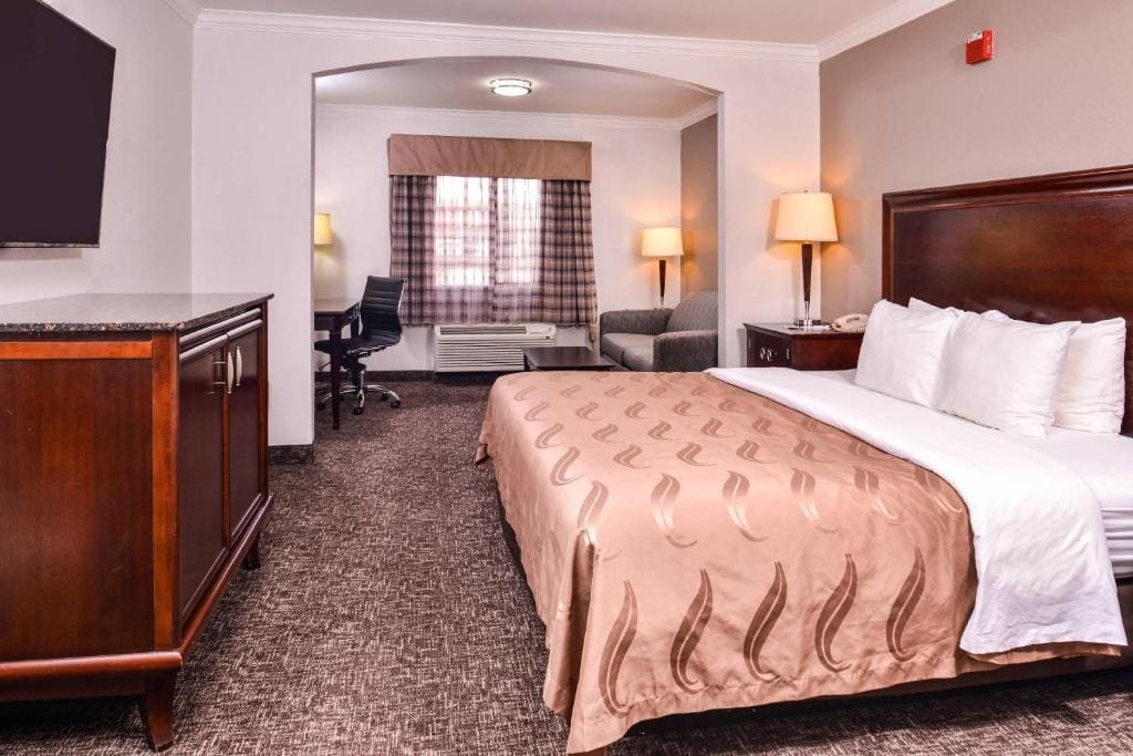 King Suite - Non-Smoking room - Image 1