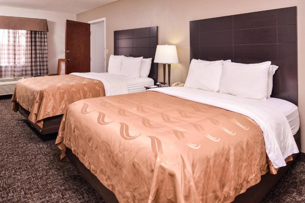 Queen Room with Two Queen Beds - Non-Smoking room - Image 1