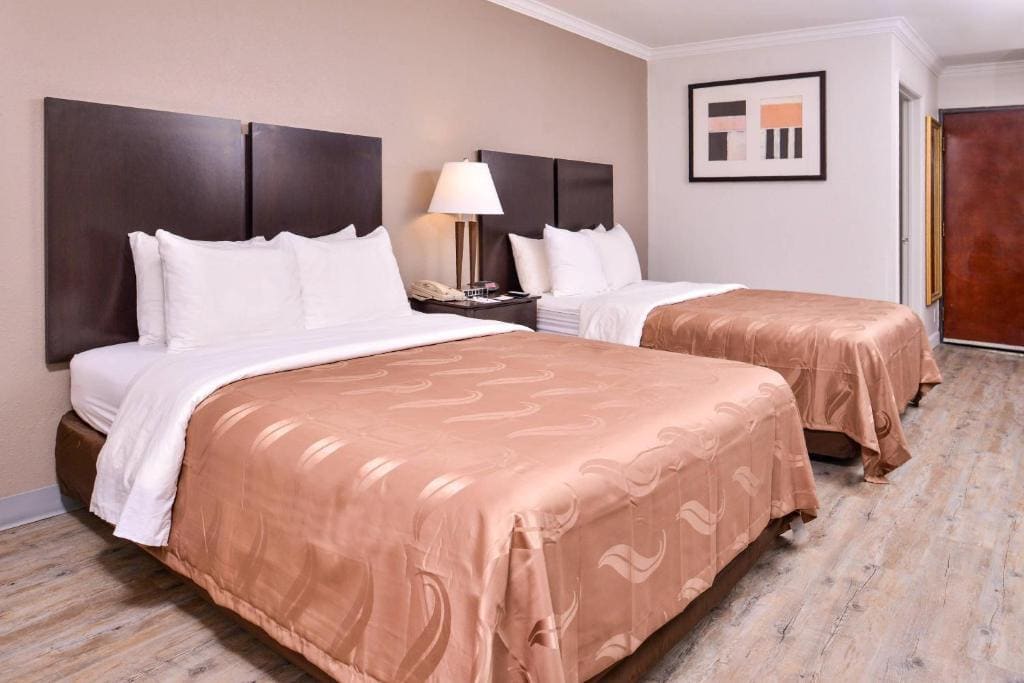 Queen Room with Two Queen Beds - Non-Smoking room - Image 2