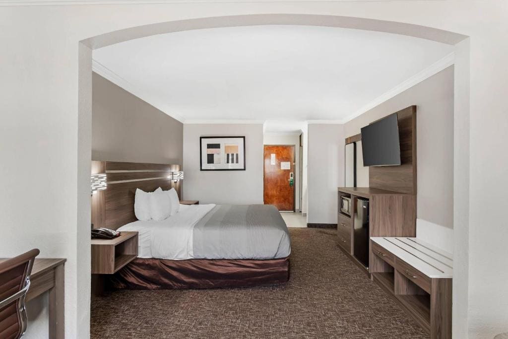 King Suite - Non-Smoking room - Image 2