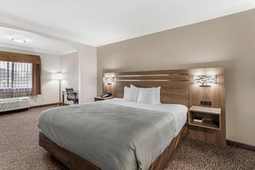 King Suite - Non-Smoking room - Image 3