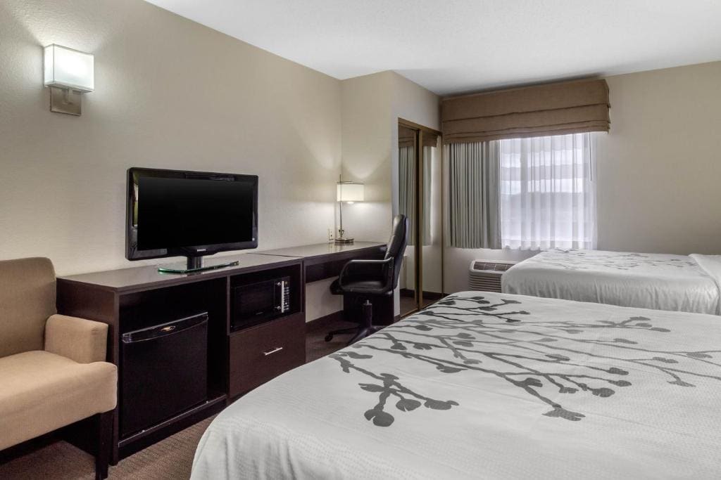 Queen Room with Two Queen Beds - Non-Smoking room - Image 2