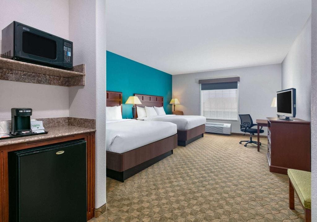 Queen Room with Two Queen Beds - Non-Smoking room - Image 2