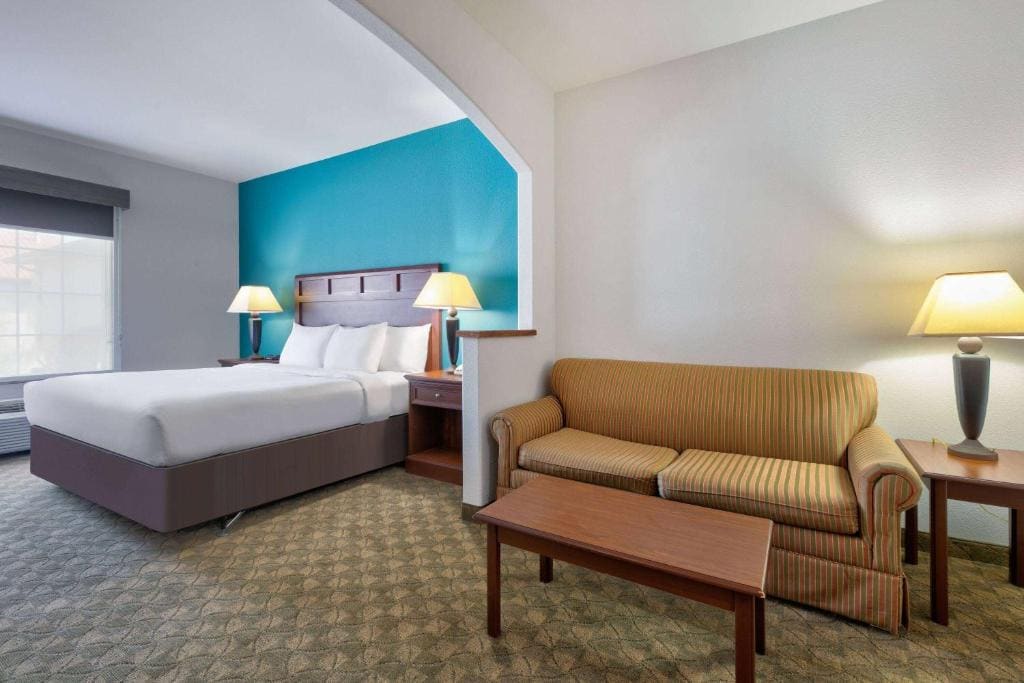 King Suite with Bath Tub - Mobility/Hearing Accessible - Non-Smoking room - Image 2