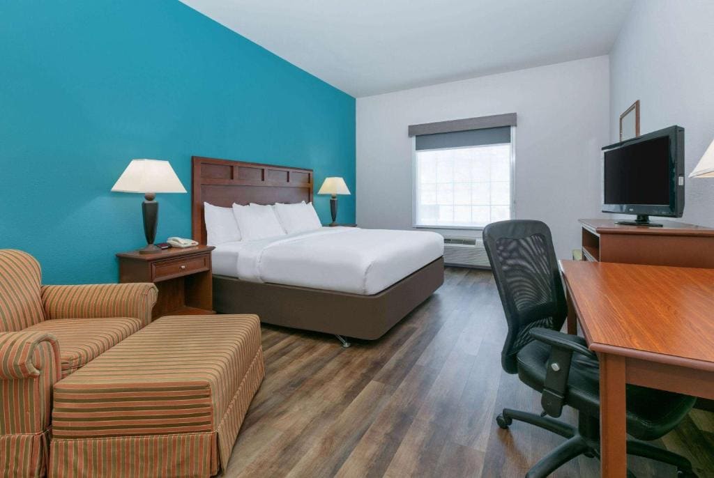 King Room with Bath Tub - Mobility/Hearing Accessible - Non-Smoking room - Image 1