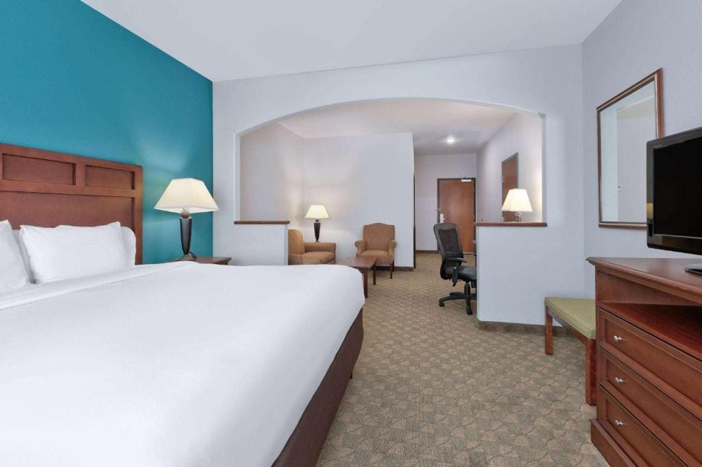 King Suite with Bath Tub - Mobility/Hearing Accessible - Non-Smoking room - Image 1