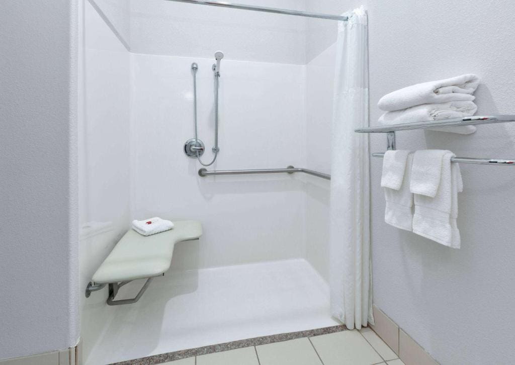 King Suite with Roll-In Shower - Mobility/Hearing Accessible - Non-Smoking room - Image 2