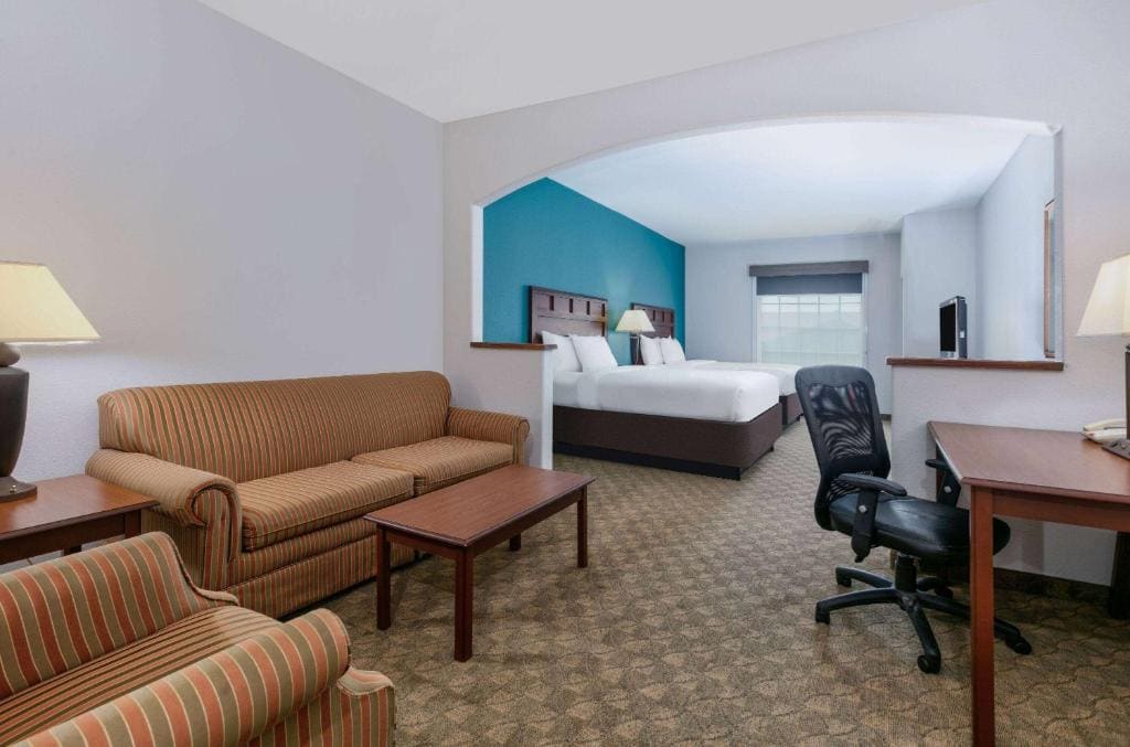 Suite with Two Queen Beds - Non-Smoking room - Image 2