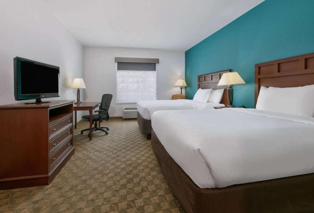 Queen Room with Two Queen Beds - Non-Smoking room - Image 1