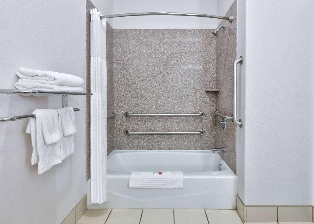King Room with Bath Tub - Mobility/Hearing Accessible - Non-Smoking room - Image 2