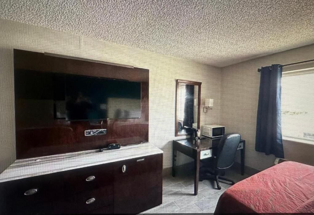 Quadruple Room with Two Queen Beds - Non Smoking/Pet Friendly room - Image 2