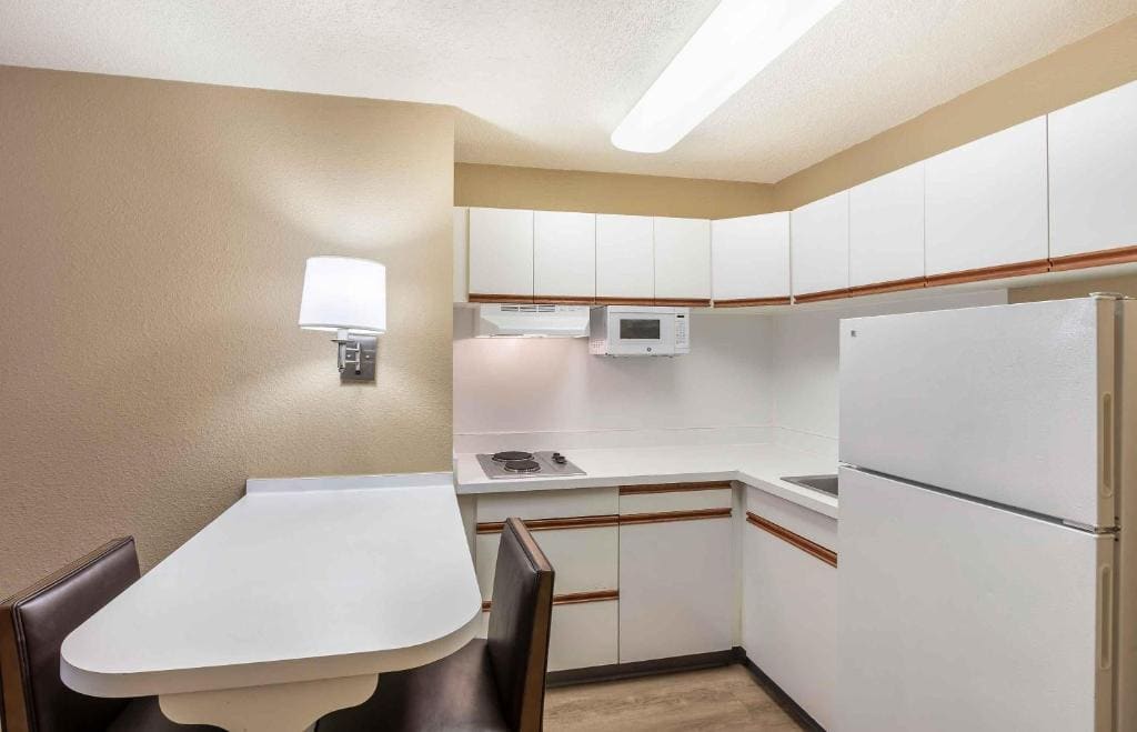 1 King Bed | Non-Smoking, Kitchen room - Image 3