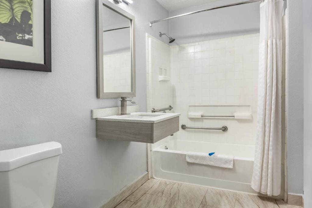 Efficiency Queen Room with Tub - Disability Access/Non Smoking room - Image 1