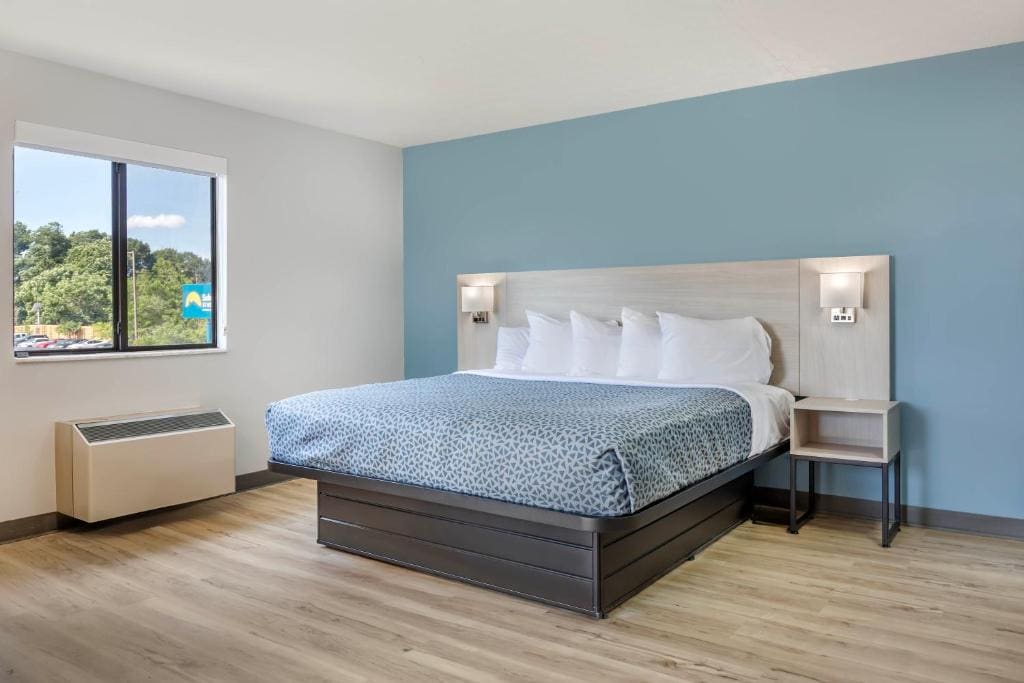 Deluxe King Room - Non-Smoking room - Image 3