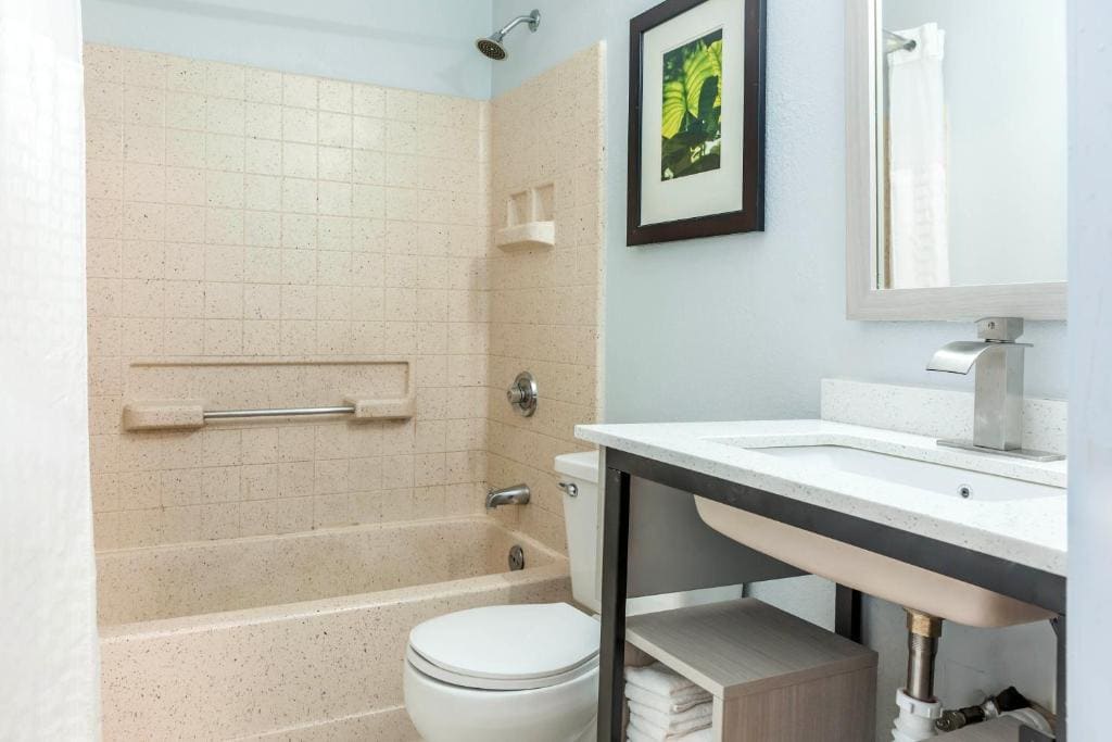 Deluxe Efficiency Quadruple Room with Tub - Disability Accessible/Non-Smoking room - Image 1