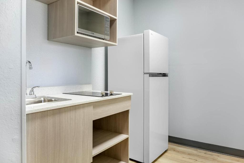 Deluxe Efficiency Quadruple Room with Tub - Disability Accessible/Non-Smoking room - Image 3