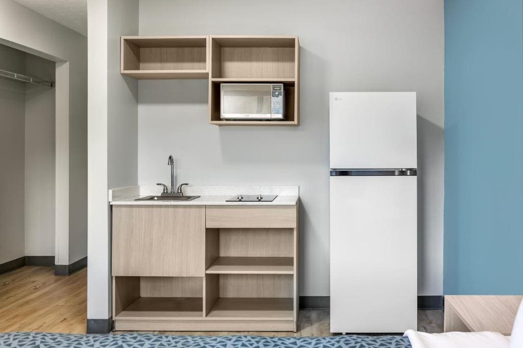 Deluxe Efficiency Quadruple Room with Tub - Disability Accessible/Non-Smoking room - Image 2