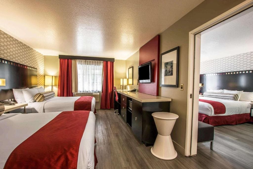 Family Suite, 1 King Bed and 2 Queen Beds, 2 Bathrooms, Non Smoking room - Image 1