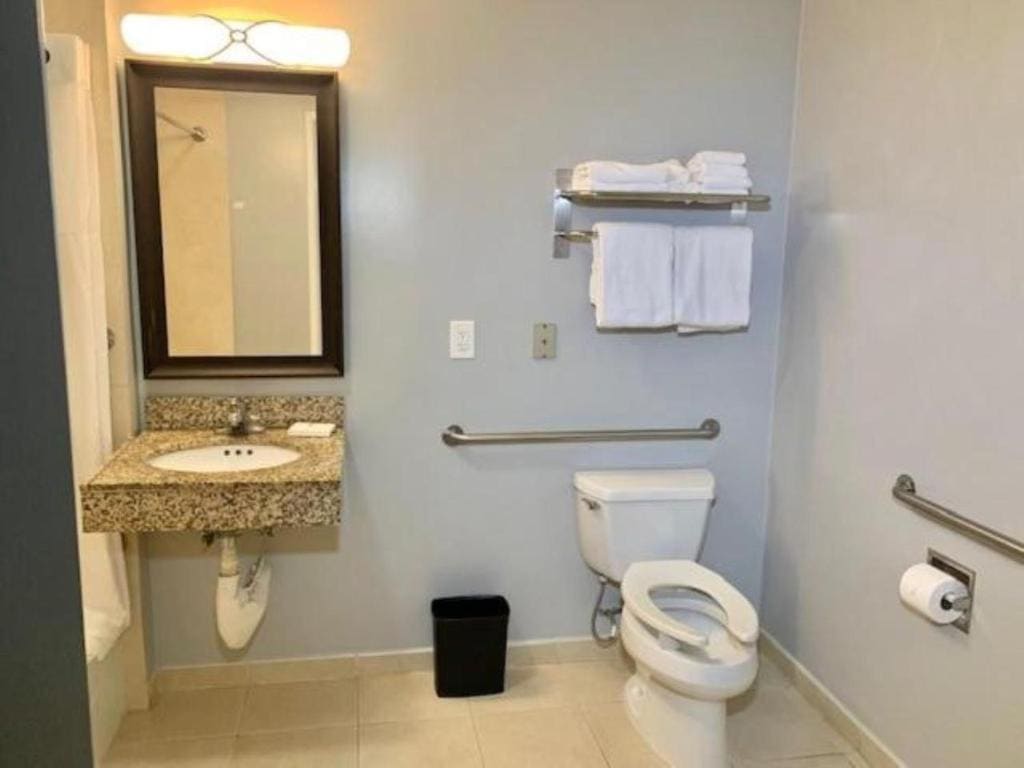 Standard Room, 1 Queen Bed, Accessible Tub, Non Smoking room - Image 2