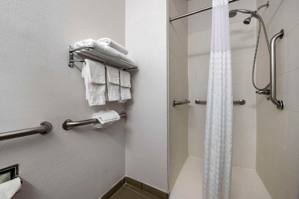 Queen Room with Two Queen Beds - Accessible/Non-Smoking room - Image 1
