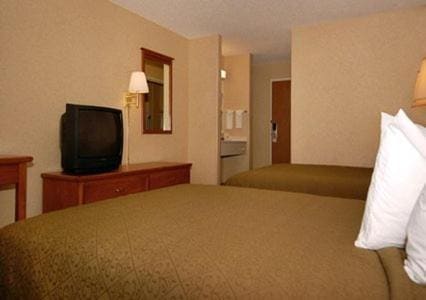 Queen Room with Two Queen Beds - Non-Smoking room - Image 2