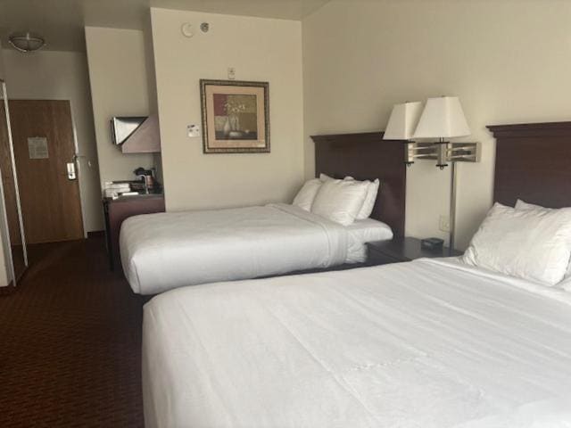 Queen Room with Two Queen Beds - Non-Smoking room - Image 2