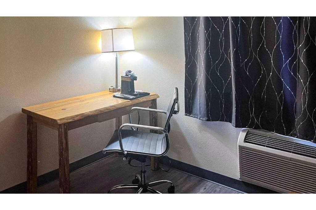 Queen Room with Two Queen Beds - Disability Access - Non-Smoking room - Image 2