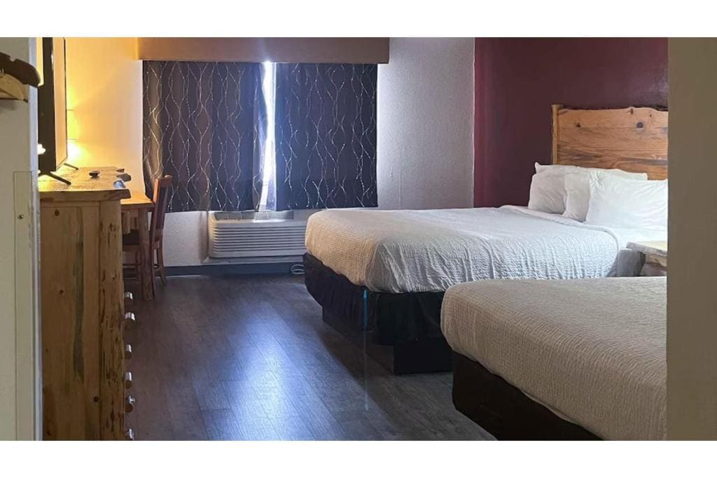 Queen Room with Two Queen Beds - Disability Access - Non-Smoking room - Image 3
