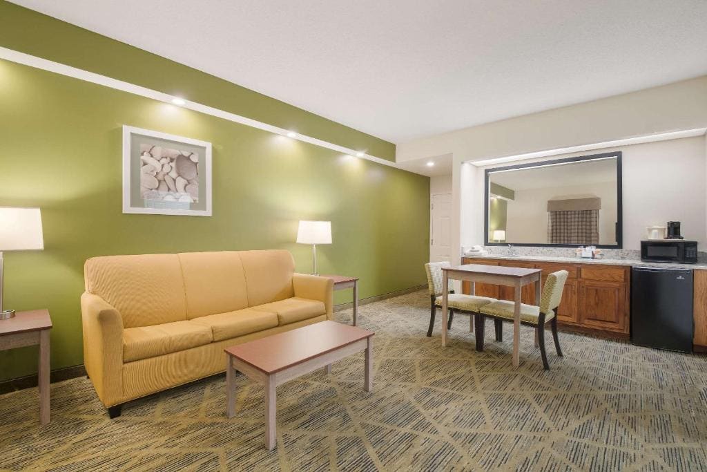 King Suite - Accessible/Non-Smoking room - Image 3