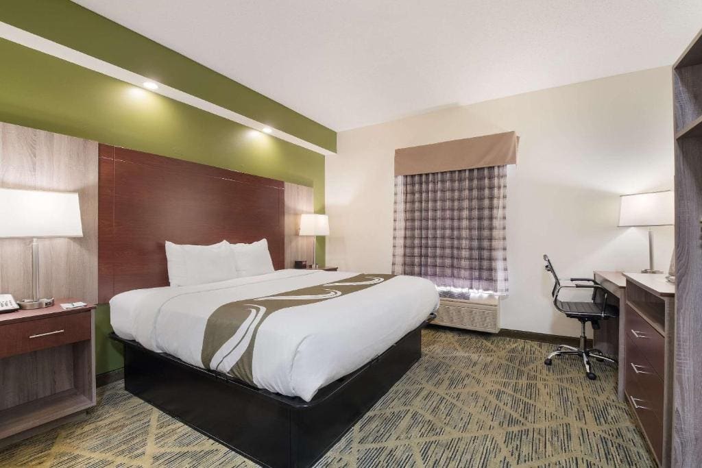 King Suite - Accessible/Non-Smoking room - Image 1