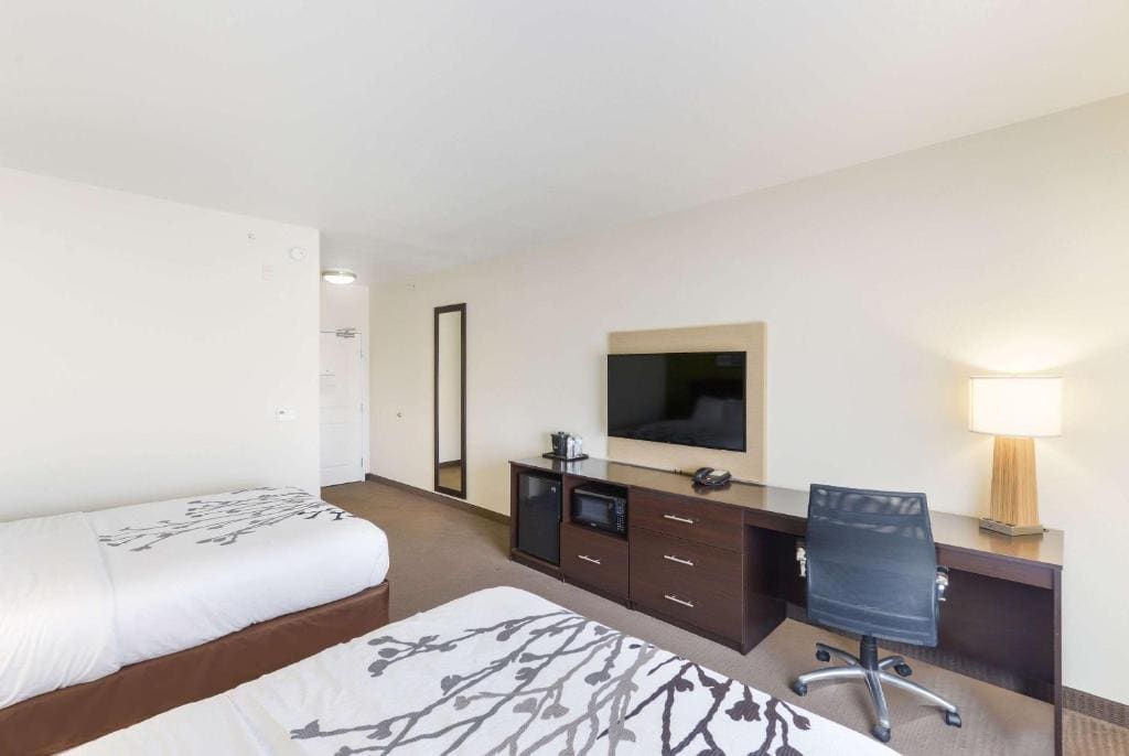 Queen Room with Two Queen Beds - Non-Smoking room - Image 1