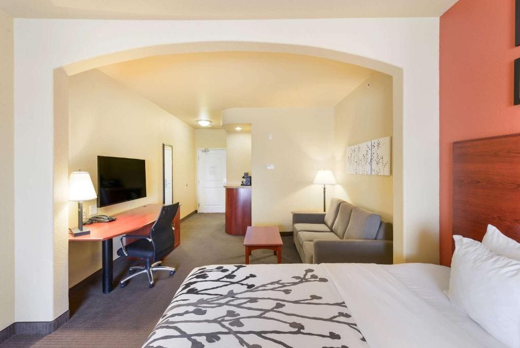 Queen Suite room - Image 2