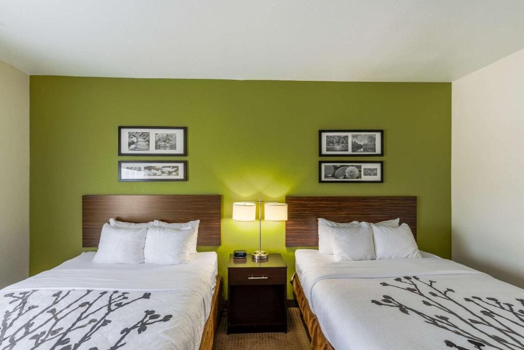 Queen Room with Two Queen Beds - Non-Smoking room - Image 2