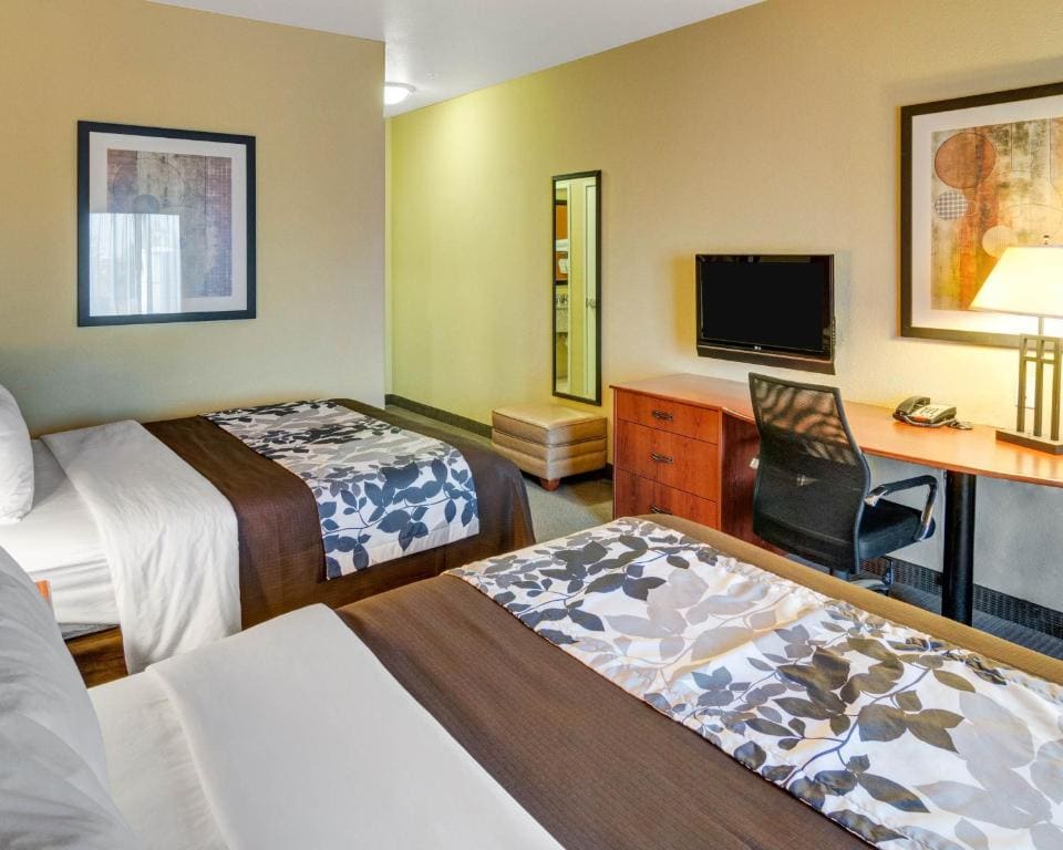 Queen Room with Two Queen Beds - Non-Smoking room - Image 3